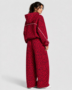 Ensemble de survêtement personnalisé pour femme avec logo, imprimé léopard rouge contrastant, sweat à capuche en polaire et pantalon de jogging décontracté oversize à jambe large - Product Image 2