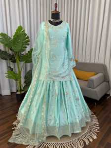 Ensemble prêt-à-porter de créateur en satin japonais avec broderie de sequins, comprenant un haut entièrement cousu, un bas de lehenga cousu et un dupatta. - Product Image 3
