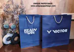Sacs en papier bleus de luxe en gros avec poignées en corde blanche pour les boutiques de mode, les magasins de vêtements, le shopping et la promotion - Product Image 2