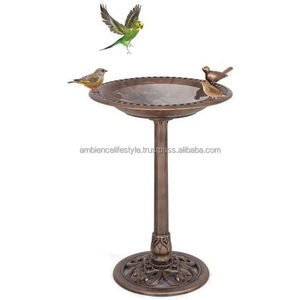 Bain d'oiseaux compact en métal pour petits espaces de jardin, attirant les oiseaux grâce à sa construction robuste et son revêtement antirouille. - Product Image 1