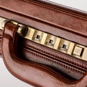 Estuche de Alta Calidad para Mandil Masónico de Maestro Masón, con Tabla de Madera Dura, Cuero y Bordado Dorado con Patrón Rectangular - Product Image 4