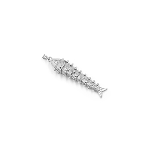 Pendentif en laiton plaqué argent en forme de poisson avec zircone cubique pour la fabrication de bijoux et colliers - Product Image 1