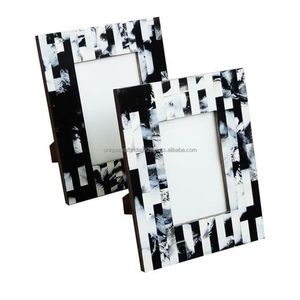 Cadre photo en bois artisanal indien unique, durable et écologique, avec art en résine abstraite noir et blanc, décoration de table moderne et classique - Product Image 1