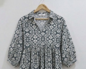 ชุดเดรสผู้หญิงสั่งทำพิเศษ ผ้าฝ้าย 100% ลายดอกไม้ งานแฮนด์เมด เรียบง่าย เอวธรรมชาติ ความยาวปานกลาง สำหรับฤดูร้อน รับผลิตเสื้อผ้า OEM จำนวนมาก - Product Image 3