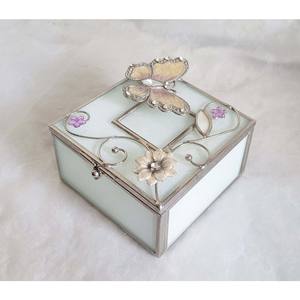 Belle boîte à bijoux carrée en verre avec cadre en métal argenté et couvercle à charnière, ornée d'un motif de papillon en émail peint à la main - Product Image 4