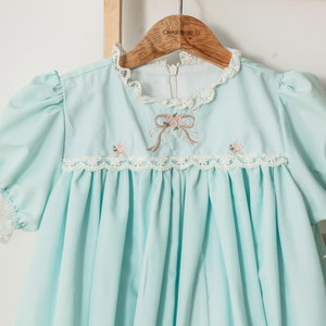 ชุดเดรสเด็กผู้หญิง Babydoll ผ้าฝ้ายสไตล์วินเทจประดับด้วยลูกปัดเครื่องปัก Billowy สีเขียว OEM ODM ขายส่ง - อาเดเลีย - Product Image 2