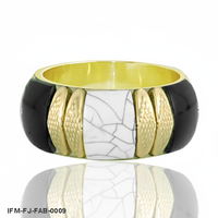 Bracelet jonc large élégant et tendance en laiton plaqué or avec incrustation de résine noire et marbre blanc craquelé pour femme – Idéal pour les soirées