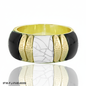 Bracelet manchette large et élégant plaqué or avec incrustations de résine noire et de marbre blanc craquelé pour femme - Product Image 1