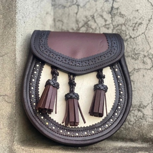 Sporran écossais en cuir véritable de qualité supérieure avec panneau en fourrure contrastant, bordure décorative cloutée et trois pompons en cuir tressé - Product Image 1