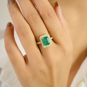 Diseño Exclusivo de Lujo 2.5ct. Anillo de Compromiso con Halo de Diamantes y Esmeralda Zambiana, Joyería Nupcial de Oro Amarillo Real de 14K - Product Image 4