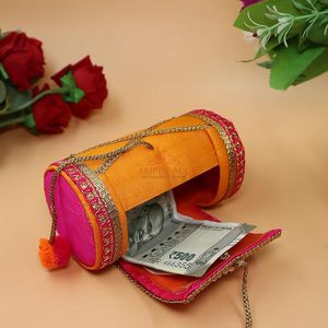 Boîte cadeau brodée à la main avec un design traditionnel pour chocolat, fruits secs et emballage cadeau de luxe - Product Image 1