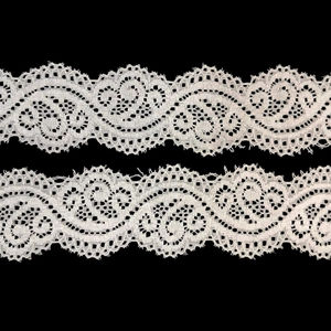 Cinta de encaje de nailon blanco premium al por mayor de fábrica con borde festoneado – Encaje con patrón de volutas vintage para prendas de vestir - Product Image 3
