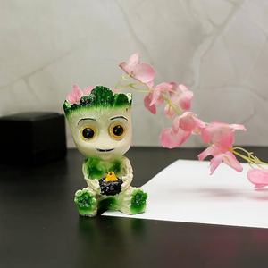 Perfecto para la decoración del hogar y la oficina. Linda figura de personaje vegetal hecha a mano de resina con diseño divertido de cabello con hojas verdes. - Product Image 5