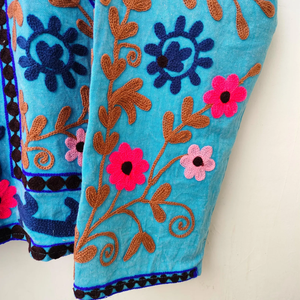 Veste Suzani en velours turquoise faite à la main, broderie florale vibrante au point de chaînette, manteau d'hiver bohème respirant et écologique - Product Image 5