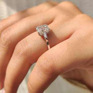 Anillo de Compromiso Elegante para Mujer con Tres Piedras de Diamante Cultivado en Laboratorio de 2.5ct, Corte Cojín y Baguette, Oro de 14K, Claridad VS, Certificado IGI - Product Image 3