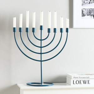 Ménorah en métal bleu de style moderne avec branches courbes et base circulaire pour la décoration traditionnelle des fêtes à la maison - Product Image 1