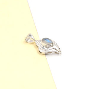 Collar con Colgante de Piedra Lunar Arcoíris Hecho a Mano, 6x10mm, Piedra Lunar Natural, Chapado en Plata, Acabado Mate Satinado, Latón, Geométrico, Estilo Boho - Product Image 4