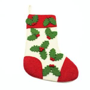 Calcetín Navideño de Fieltro de Lana Hecho a Mano con Hojas de Acebo Rojas y Verdes, Diseño Tradicional Ecológico - Product Image 3