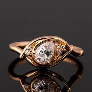 แหวนมอสซาไนต์ทรงลูกแพร์ 2 กะรัต ดีไซน์ลายเถาวัลย์ สำหรับผู้หญิง เงินแท้ 925 ชุบทอง เหมาะสำหรับเป็นของขวัญแทนคำมั่นสัญญาสำหรับคนรัก - Product Image 3