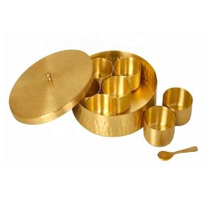 Pure Brass Designer Gravé Masala Dani Box Dibba Spice Organisateur Conteneur avec Cuillère Design En Relief De Luxe) Utiliser Des Ustensiles De Cuisine - Product Image 3