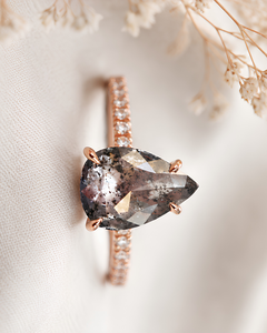 แหวนหมั้นทองคำ 18K สุดหรู ประดับด้วยมอสซาไนต์ทรงหยดน้ำและฝังแบบ Prong Setting - โดดเด่นด้วยดีไซน์ที่เป็นเอกลักษณ์ของเรา - Product Image 5