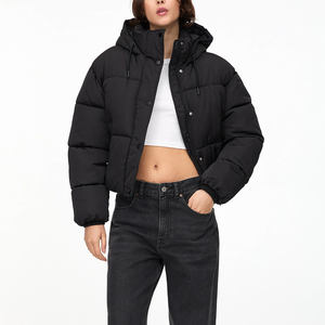 Chaqueta Acolchada de Viscosa Transpirable para Mujer con Logotipo Bordado Personalizado, Estilo Crop Top, Abrigo Cálido de Invierno con Cuello Alto, Venta al por Mayor - Product Image 1