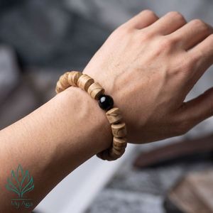 Bracelet en bois d'agar du Vietnam ODM, cadeau unisexe AL-SB-0001-12 avec 16 perles naturelles en bois d'agar en forme de baril et 1 perle de corail fossile - Product Image 3
