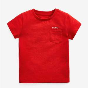 เสื้อยืดเด็กผู้ชาย แขนสั้น สีแดง ผ้าฝ้าย มีกระเป๋าหน้าอก พิมพ์ลายโลโก้ คอกลม สไตล์ลำลอง - Product Image 1