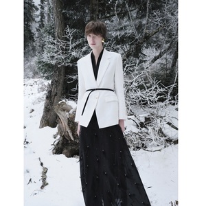 Blazer para Mujer, Nuevo Modelo, Suministro ODM, ODILE, Cuello Doble Capa, Bordado Automatizado Refinado, Color Blanco - Product Image 3