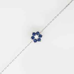 Bracelet Fleur Délicate en Saphir Bleu, Petit Saphir Rond, Chaîne Minimaliste, Bijou Élégant Pierre de Naissance - Product Image 4