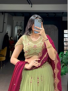 Lehenga Choli de Seda Verde con Dupatta Rosa y Bordado Dorado, Traje Nupcial Tradicional Indio para Bodas, para Mujer - Product Image 2