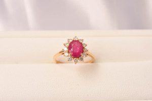 Bague Halo en or jaune massif 18 carats avec rubis rouge naturel et diamants – Bande de pierres précieuses ovales en grappe – Pierre de naissance de luxe pour le mois de juillet - Product Image 2