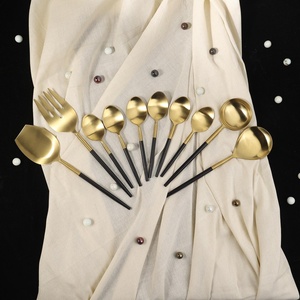 Ensemble de couverts modernes en or avec poignées noires, finition miroir haute brillance, compatibles lave-vaisselle, ustensiles de restauration - Product Image 3