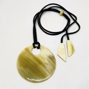 Collier pendentif en corne de buffle courbée fait main, bijou en corne naturelle polie avec cordon en cuir - Product Image 2