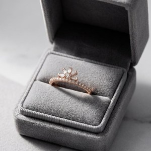 แหวนแต่งงานมอสซาไนต์ทรงบาแกตต์แบบมินิมอล ดีไซน์เกล็ดหิมะ ทองคำแท้ 14K ผลิตในห้องปฏิบัติการ สำหรับทุกเพศ เหมาะสำหรับงานฉลองครบรอบ หรือเป็นของขวัญเซอร์ไพรส์ - Product Image 5