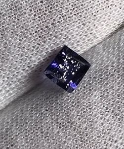 Iolite bleue naturelle facettée, pierre de soleil, taille carrée. - Product Image 3