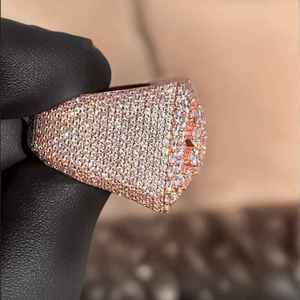 Anillo de Moissanita Chapado en Oro Rosa con Incrustaciones, Plata de Ley 925, Engaste de Garras, Unisex, Estilo Hip Hop, Anillo de Boda - Product Image 2