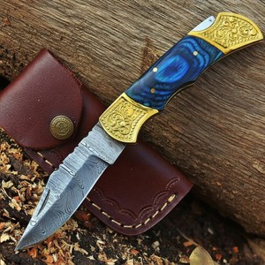 Couteau de chasse artisanal en acier Damas avec manche en bois de noyer, couteau de survie plein fil à lame intégrée pour le camping avec étui en cuir - Product Image 1