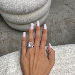 Bague de fiançailles en or blanc 18 carats avec diamant de laboratoire taille émeraude de 4,75 carats D-VVS2, sertie d'un halo et de pierres latérales - Product Image 2