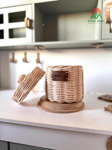 Cesta de almacenamiento de ratán tejido con tapa. Juguete modelo para niños. Contenedor de alimentos redondo minimalista hecho a mano para cocina. - Product Image 1