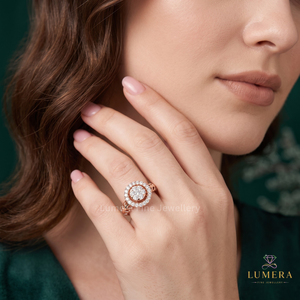 Bague en diamant rond de joaillerie fine avec centre floral complexe, design halo flottant, et monture panier à découpe ouverte - Product Image 4