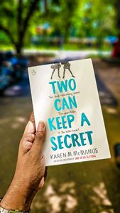 สองคนสามารถรักษาความลับได้ โดย คาเรน เอ็ม แมคแมนัส หนังสือภาษาอังกฤษปกอ่อน นวนิยายขายดีสำหรับผู้ใหญ่ - Product Image 3