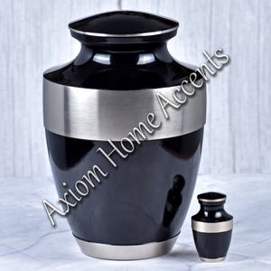 Urna de cenizas de latón clásica con elegancia atemporal Contenedor conmemorativo seguro y duradero de Axiom Home Accents - Product Image 2