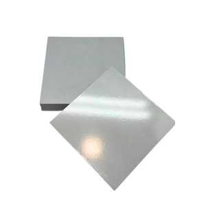 Plateau à gâteau carré en papier métallisé, jetable, de qualité alimentaire, couleur argent, pour la présentation des gâteaux - Product Image 1