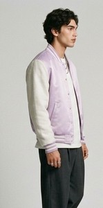 Veste universitaire unisexe en satin violet lilas style streetwear avec manches rayées côtelées, col montant et fermeture boutonnée, épaisseur standard - Product Image 3