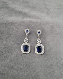Boucles d'oreilles pendantes en pierre taille radiant avec halo, diamant américain de créateur, plaqué rhodium, vente en gros, élégantes et tendance, pour fiançailles - Product Image 6