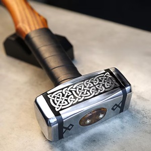 Marteau Viking artisanal en acier au carbone, face rectangulaire, manche en bois, texture antidérapante, design celtique décoratif - Product Image 4