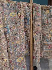 Tissu en tulle perlé et pailleté, tricoté en trame, de poids moyen, brodé pour robes de mariée, saris, lehengas et vêtements de couture de mariage - Product Image 2