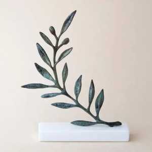 Sculpture abstraite en ruban métallique doré torsadé, figurine texturée à boucles concentriques, centre de table moderne sur base en marbre blanc - Product Image 2
