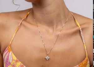 Collar Vintage de Oro de 14K, Oro Real, Diseño Floral de Cuatro Hojas, Colgante Cuadrado con Halo Geométrico, Collar con Pequeños Dijes en Forma de Racimo - Product Image 4